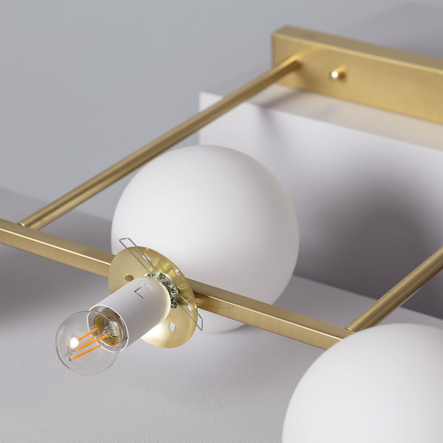 hangeleuchte-aus-metall-und-glas-boqor (8)