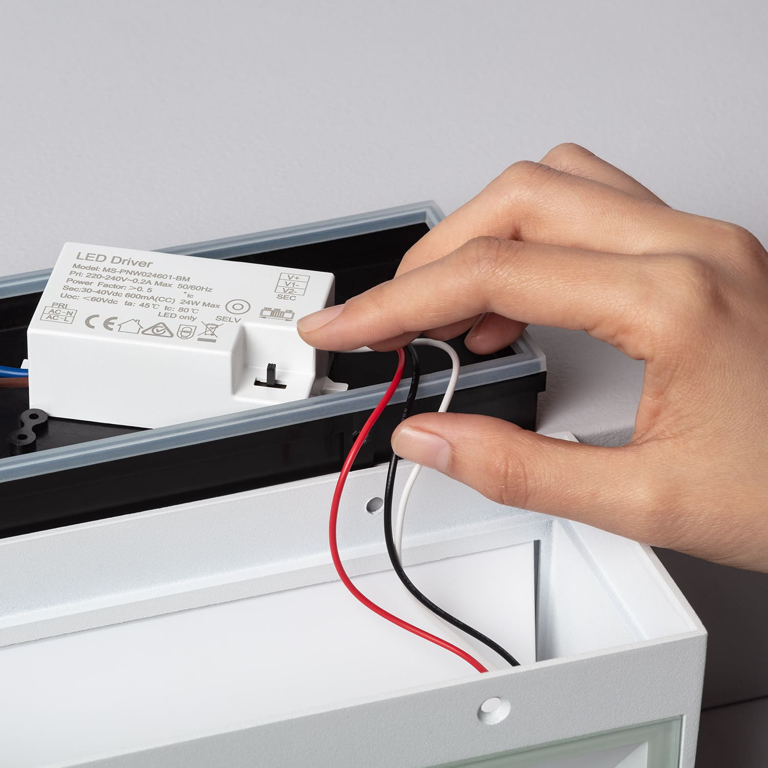 wandleuchte-18w-aluminium-doppelseitige-beleuchtung-wahlbar-cct-gropius (7)