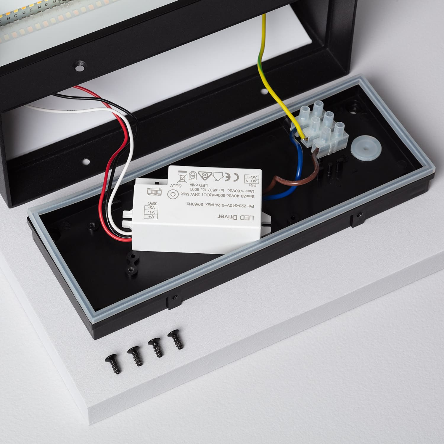 wandleuchte-18w-aluminium-doppelseitige-beleuchtung-wahlbar-cct-gropius (7)