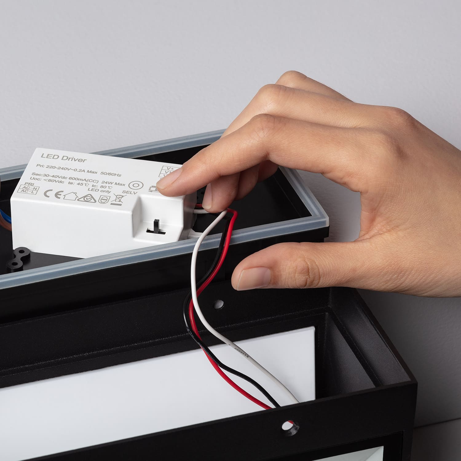 wandleuchte-18w-aluminium-doppelseitige-beleuchtung-wahlbar-cct-gropius (8)