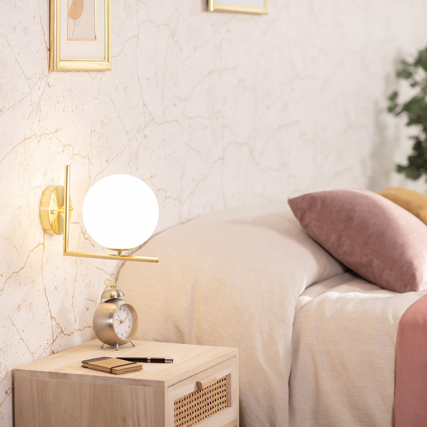 wandleuchte-aus-metall-und-glas-moonlight-design-iluzzia (1)