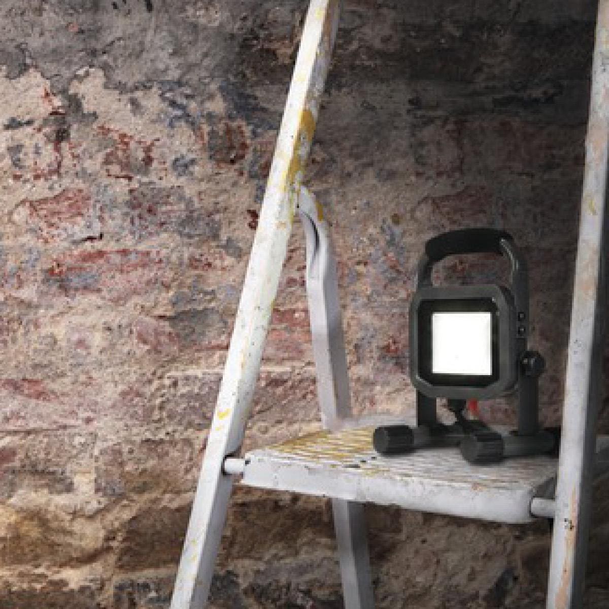 LucecoLEDStrahlerIP6522W1800lm5000Kkaltweischwarzgrau-36549_1920x1920