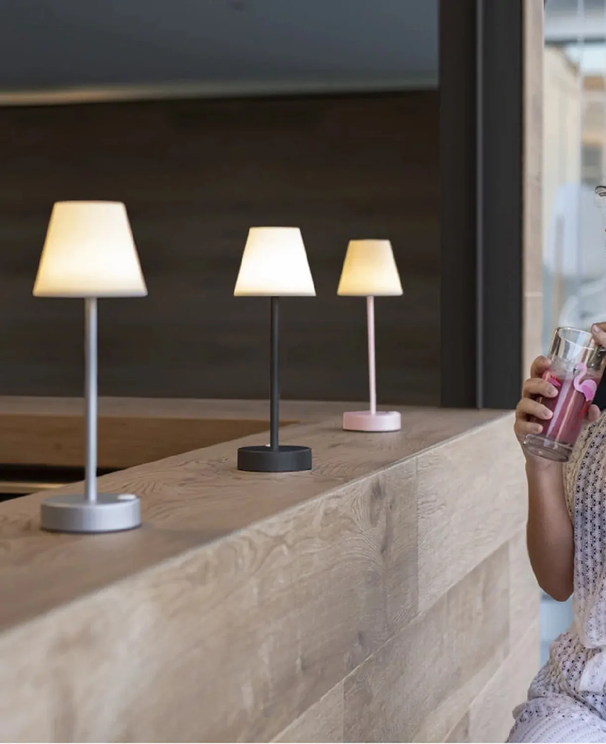 lampe-a-poser-led-rgbw-5w-lola-30-batterynior 1