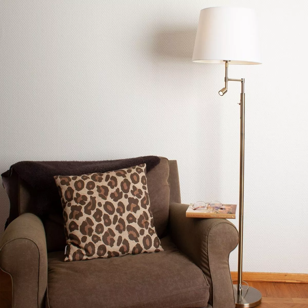 byrydens-stehleuchte-orlando-beige-ambiente