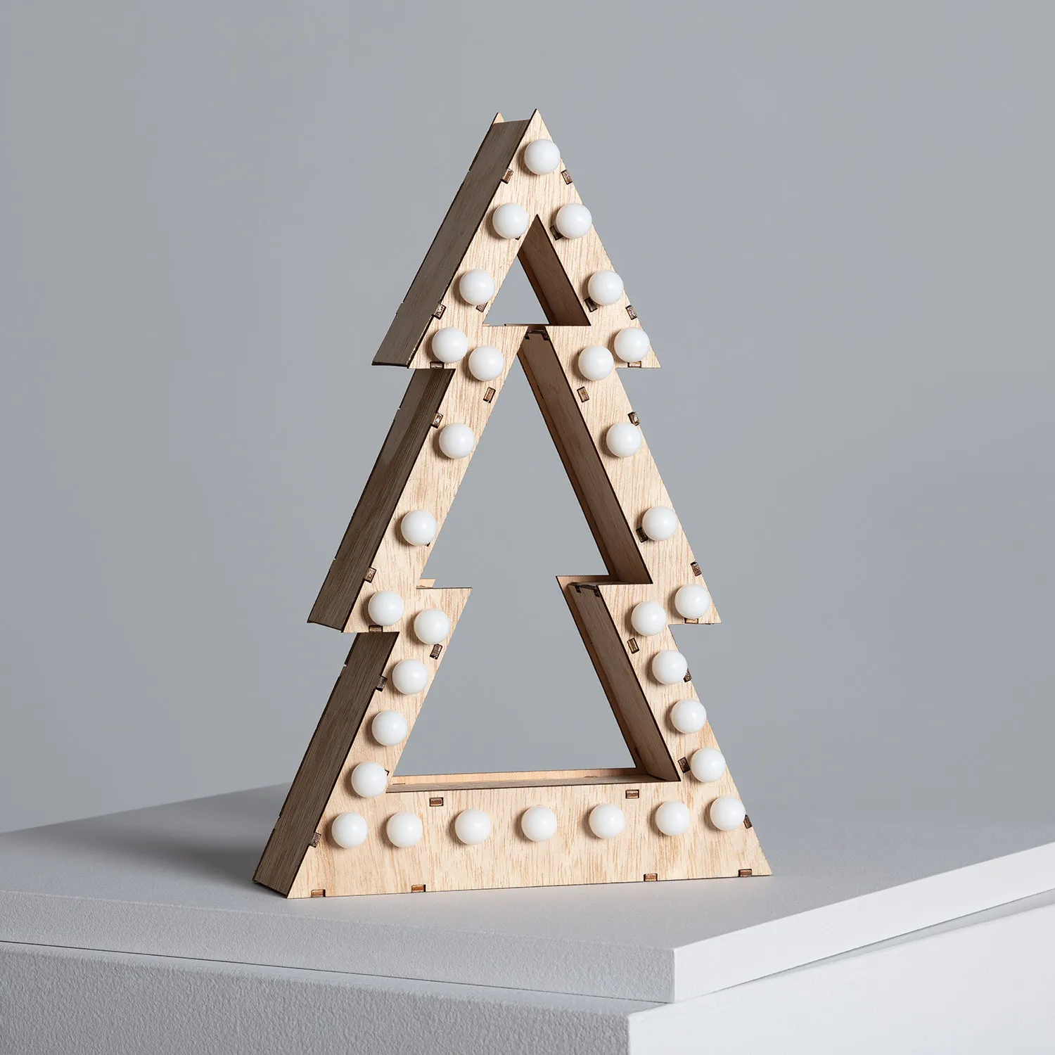 led-weihnachtsbaum-aus-holz-mit-batterie-koks