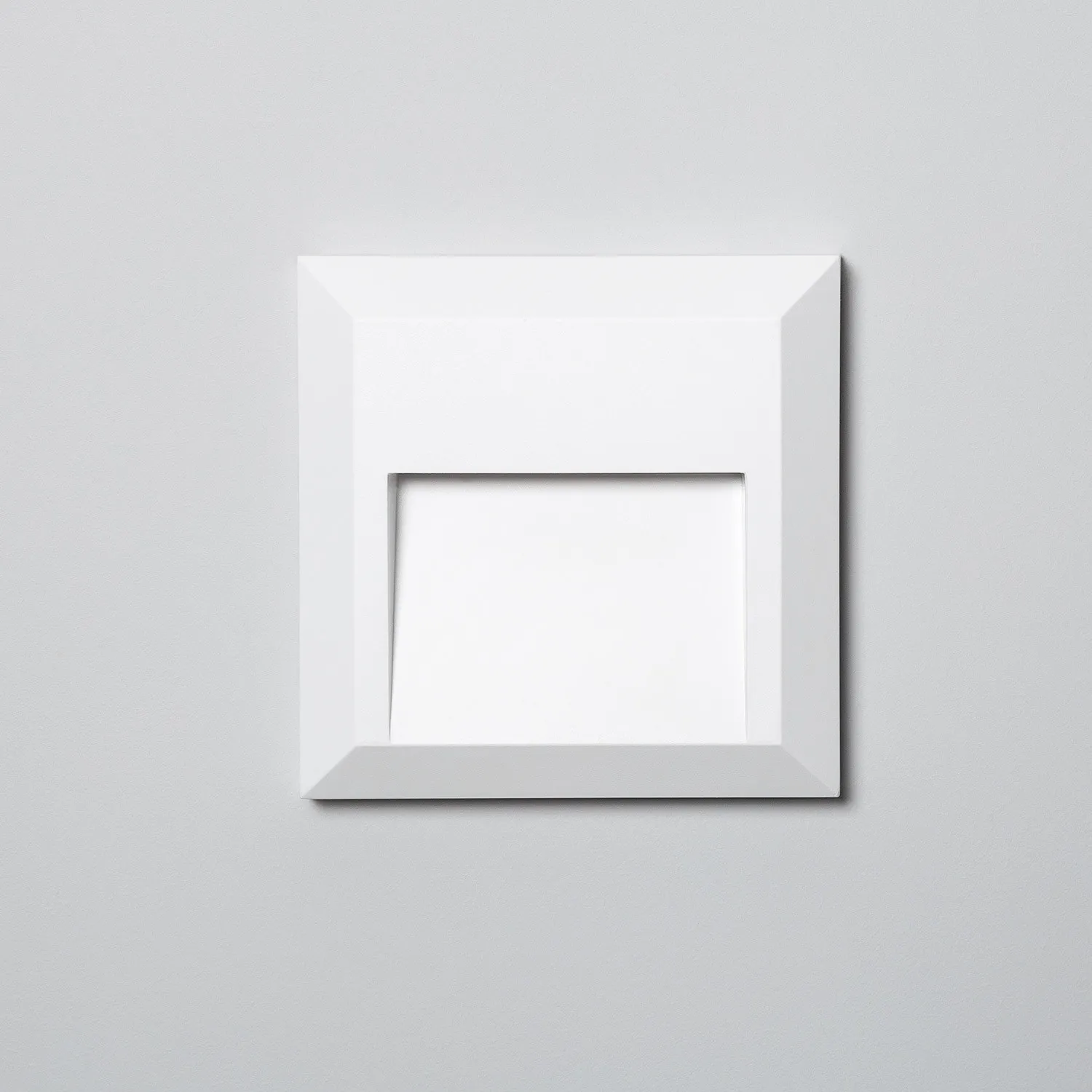 balise-led-exterieure-1w-en-saillie-au-mur-carree-byron-blanche2