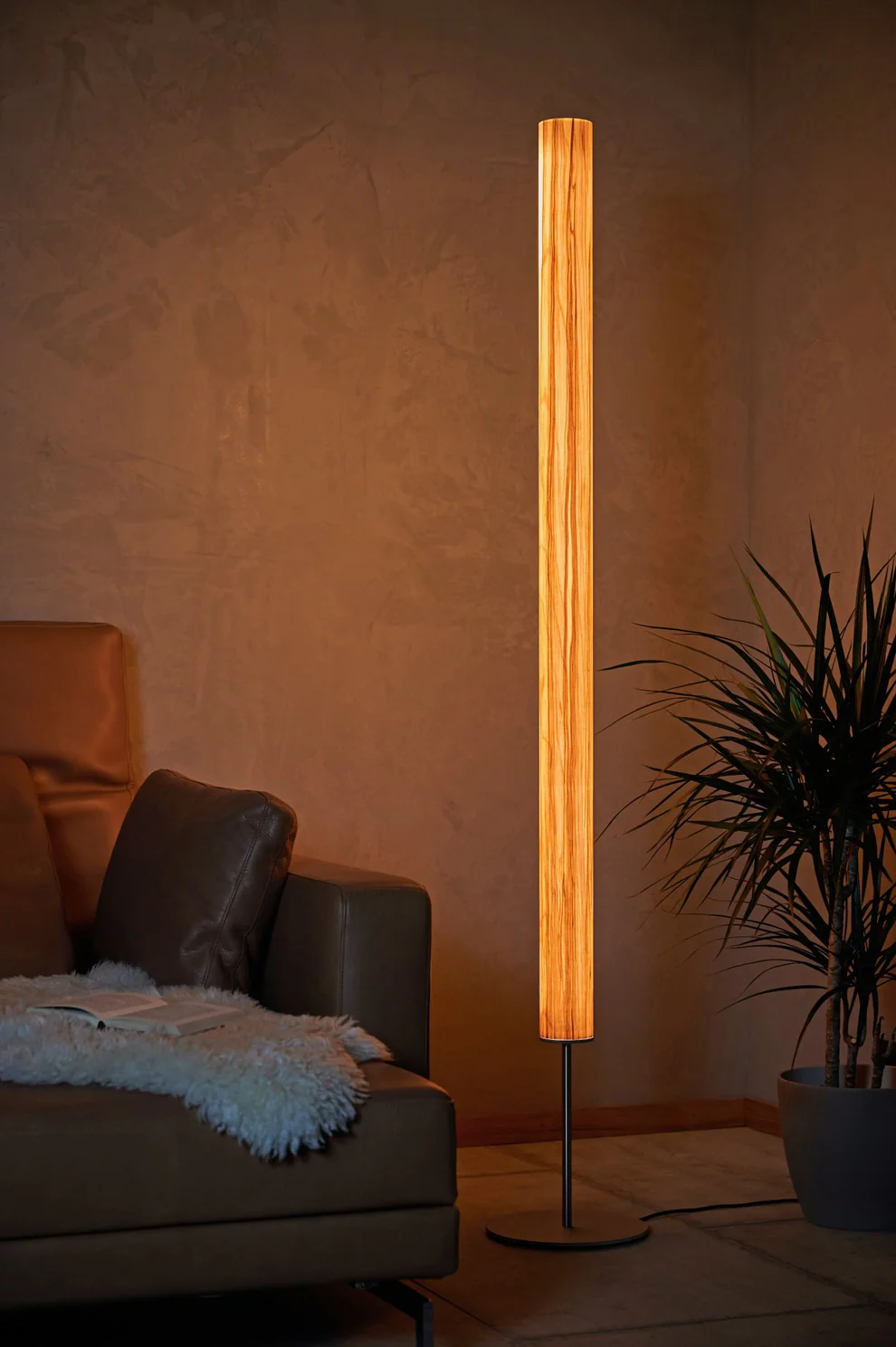 gracia-stehlampe-nussbaum-satin-mit-stab-198303