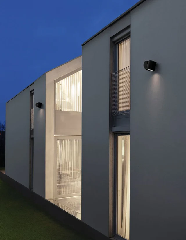 Focus-Aussenwandleuchte-Rund-GU10-7-Watt-Schwarz-IP54-180960_c00a97a9-1760-4fe7-859f-41ebdf481b90